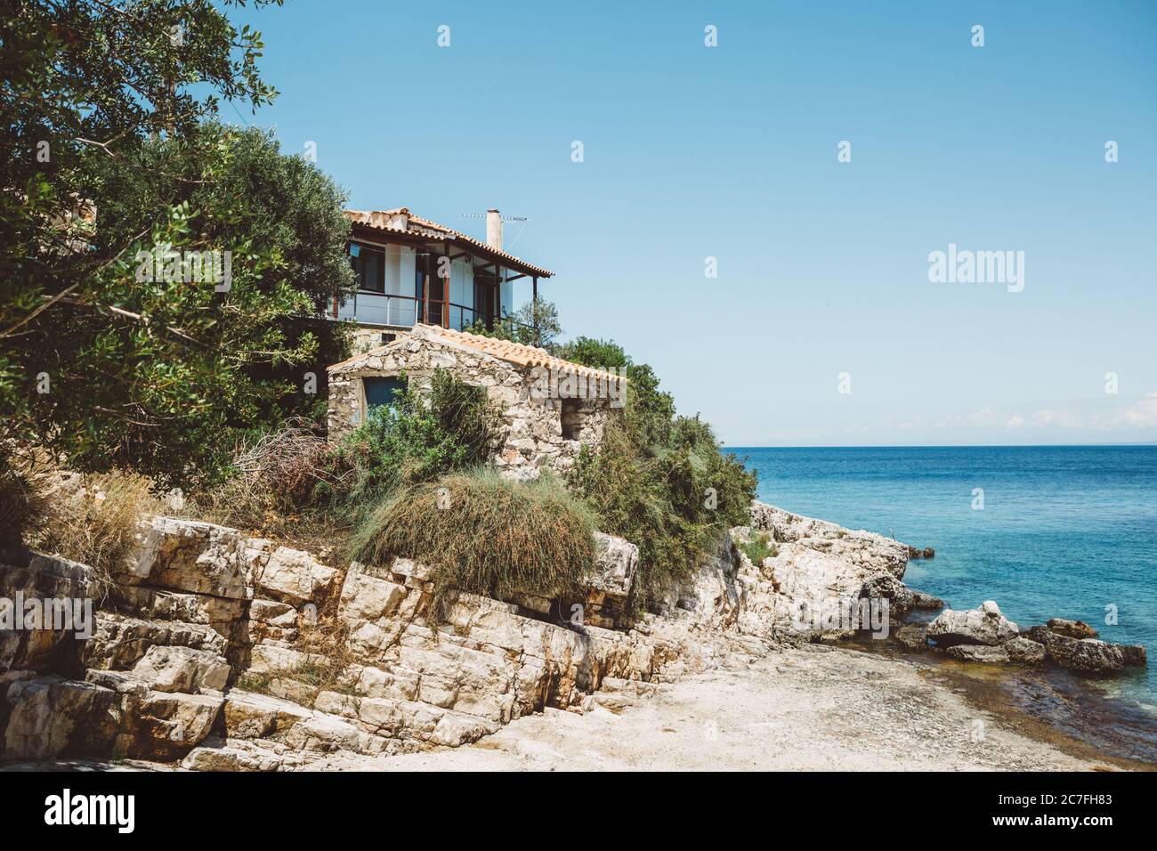 Maison côtière avec vue sur la mer Ionienne bleue et ciel bleu clair sur l'île grecque de Zakynthos pendant la journée ensoleillée d'été Banque D'Images