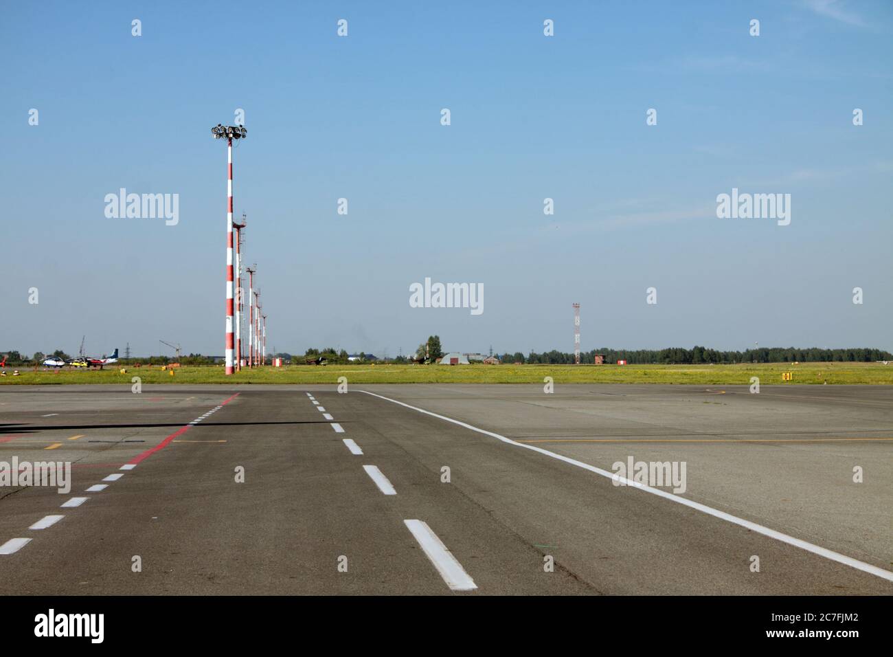 l'éclairage des mâts par une piste de décollage d'un aéroport. Concept de l'industrie de l'espace aérien Banque D'Images