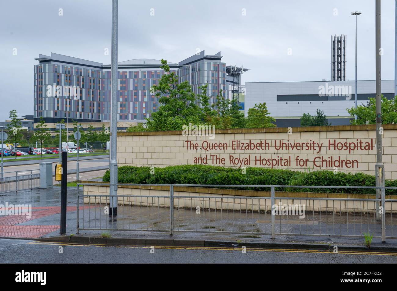 Glasgow, Écosse, Royaume-Uni. 17 juillet 2020 en photo : hôpital universitaire Queen Elizabeth (QEUH) dirigé par le NHS Greater Glasgow et Clyde Health Board. Le mois dernier, une étude indépendante commandée par le gouvernement a révélé que les patients vulnérables étaient exposés à un risque accru en raison de systèmes d'eau et de ventilation non conformes aux normes de l'hôpital. Mais l'étude a déclaré qu'il n'y avait pas de « bon » preuve que les patients sont morts en conséquence. Crédit : Colin Fisher/Alay Live News Banque D'Images