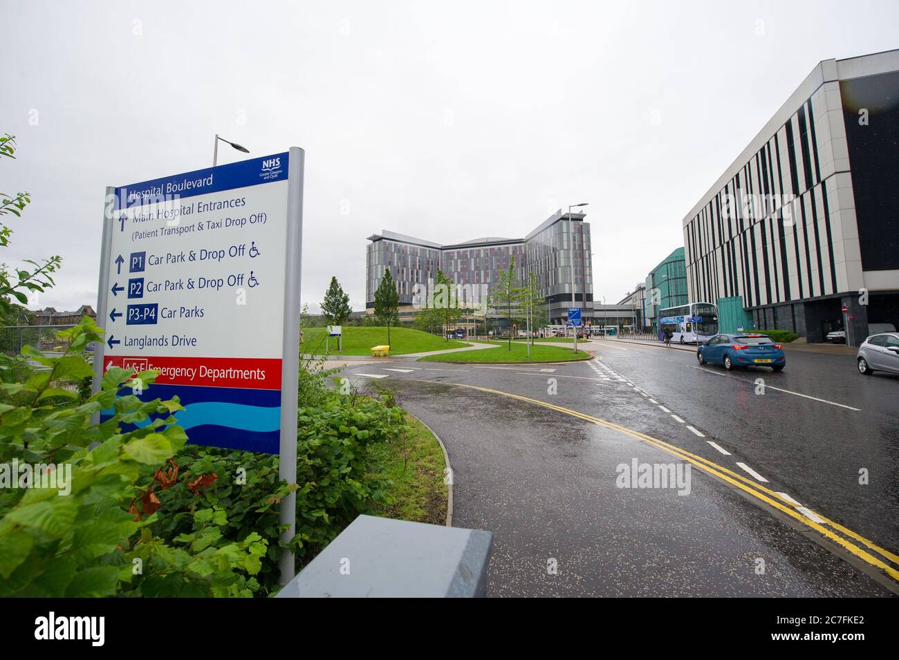 Glasgow, Écosse, Royaume-Uni. 17 juillet 2020 en photo : hôpital universitaire Queen Elizabeth (QEUH) dirigé par le NHS Greater Glasgow et Clyde Health Board. Le mois dernier, une étude indépendante commandée par le gouvernement a révélé que les patients vulnérables étaient exposés à un risque accru en raison de systèmes d'eau et de ventilation non conformes aux normes de l'hôpital. Mais l'étude a déclaré qu'il n'y avait pas de « bon » preuve que les patients sont morts en conséquence. Crédit : Colin Fisher/Alay Live News Banque D'Images