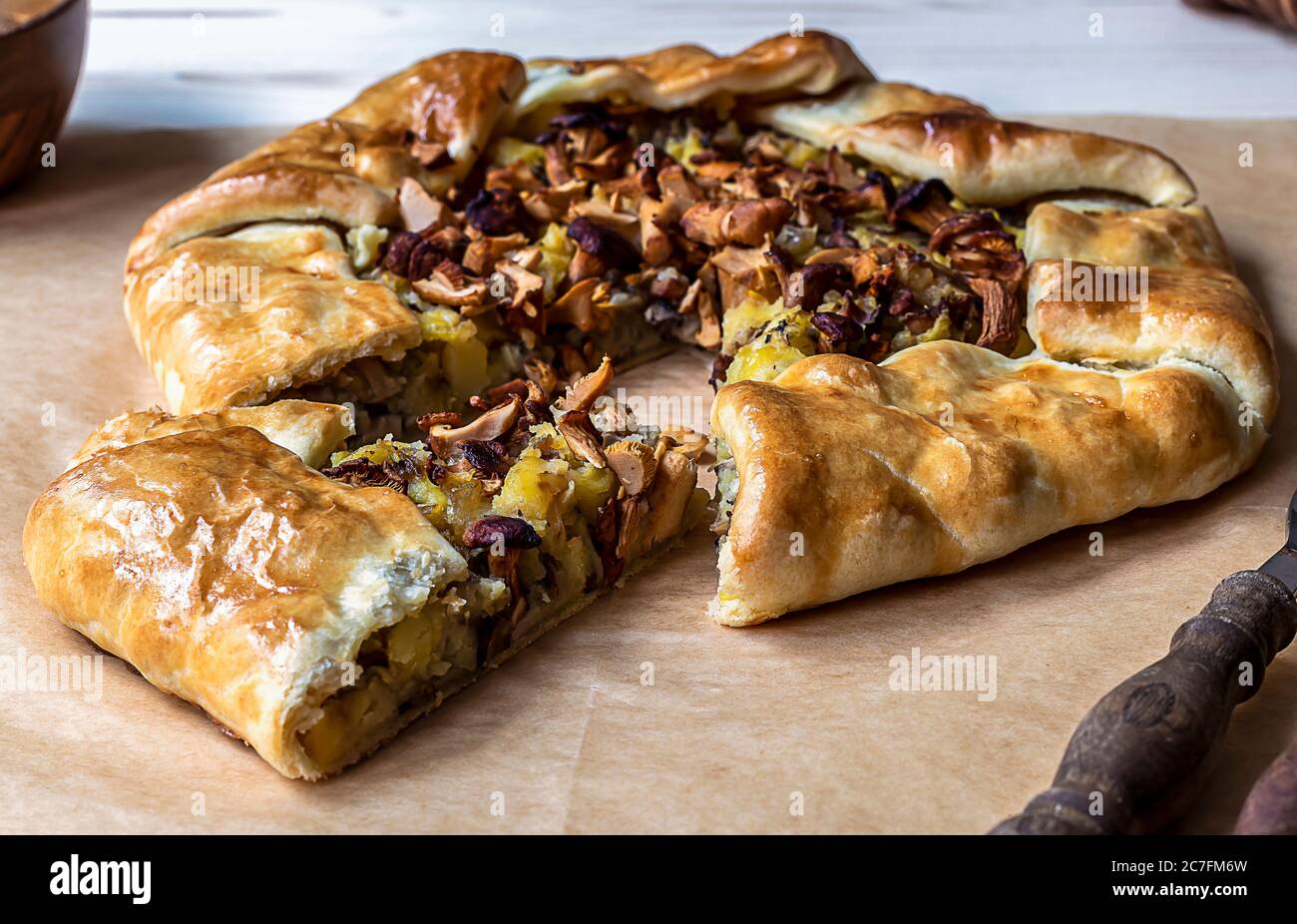 Couper un morceau de champignons et de galette à tarte ouverte de pomme de terre Banque D'Images