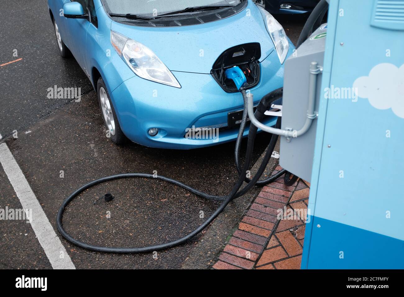 PORTLAND, ÉTATS-UNIS - 20 décembre 2019 : une voiture bleue fraîche qui se recharge pour être prête à partir Banque D'Images