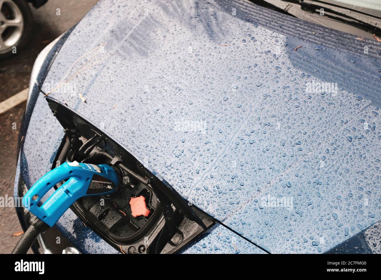 PORTLAND, ÉTATS-UNIS - 20 décembre 2019 : une voiture bleue fraîche qui se recharge pour être prête à partir Banque D'Images
