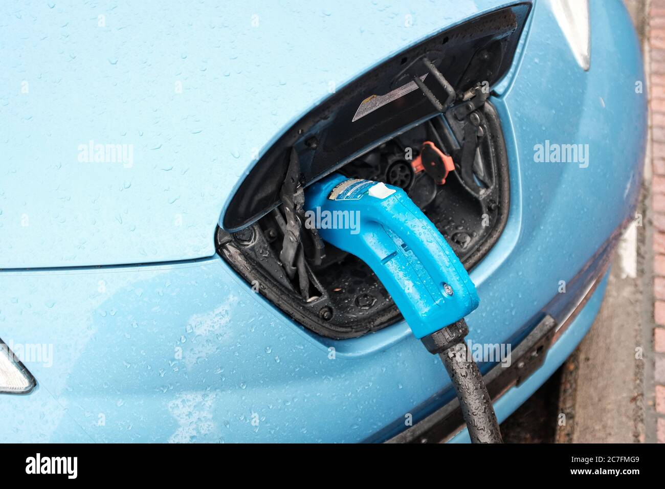 Voiture bleue froide chargée pour être prête à prendre arrêt Banque D'Images