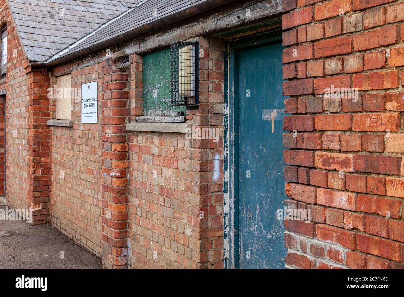 Anciens bâtiments en briques utilisés par le conseil à Abington Park, Northampton, Angleterre, Royaume-Uni. Banque D'Images
