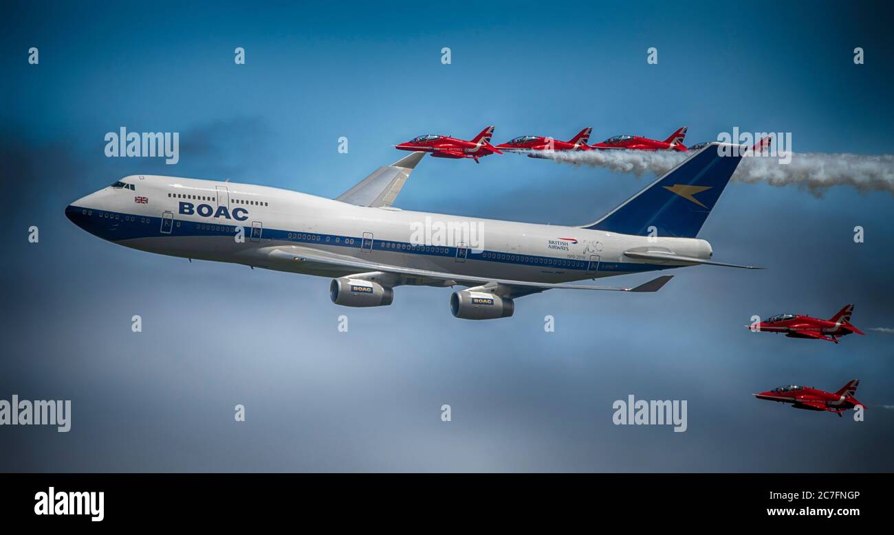 (Image de fichier, RIAT 2019). ROYAUME-UNI. 17 juillet 2020. British Airways a annoncé que la flotte entière de jets Jumbo Boeing 747 est immédiatement retirée en raison d'une importante baisse de passagers pendant la pandémie actuelle de coronavirus. L'image montre un British Airways, l'héritage de BOAC liveried, Boeing 747 en flypast avec les flèches rouges de la RAF au Royal International Air Tattoo en juillet 2019. Crédit: Malcolm Park/Alay Live News. Banque D'Images