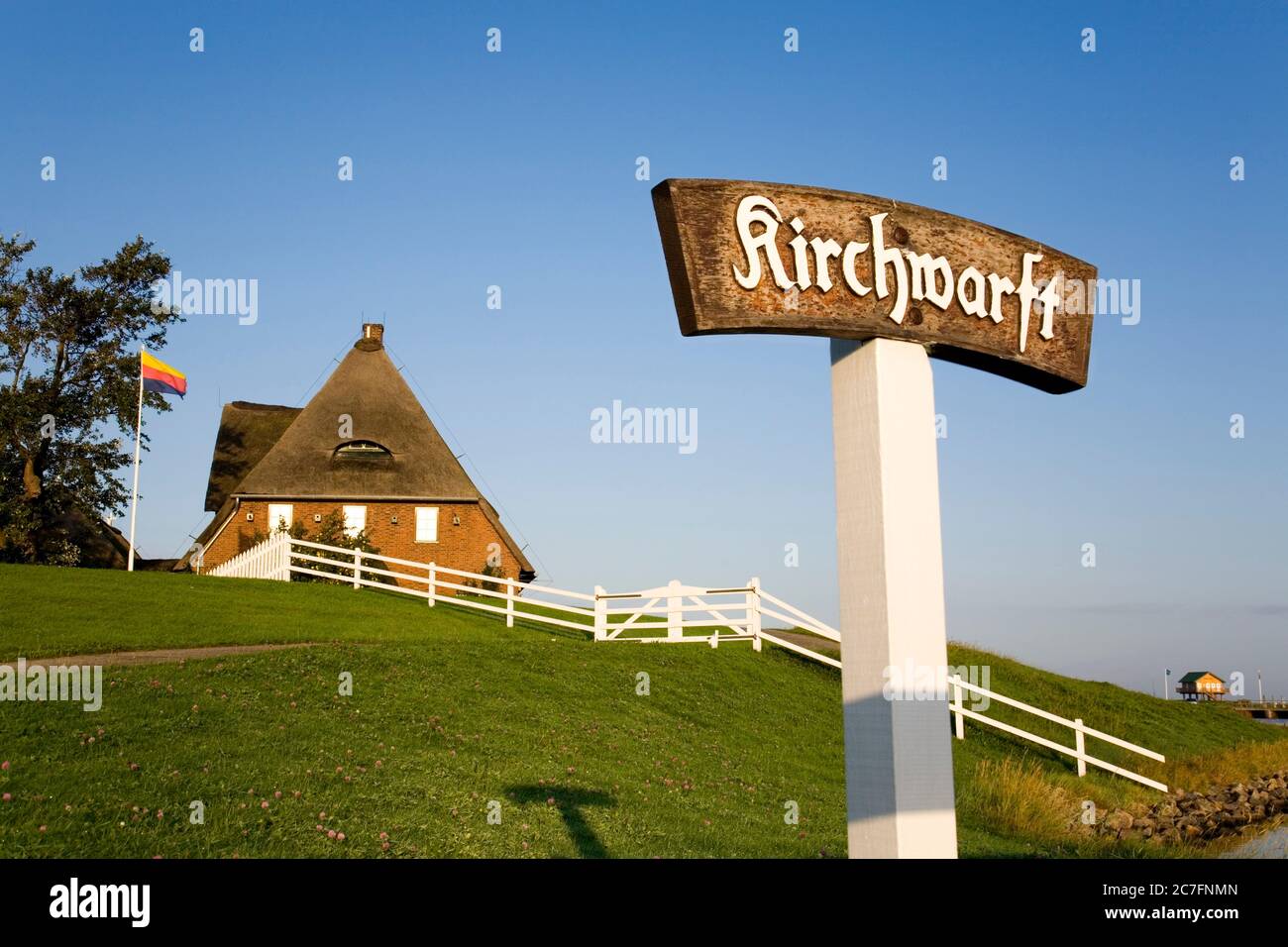 Allemagne, Schleswig-Holstein, le Kirchwarft sur le Hallig Hooge. Banque D'Images