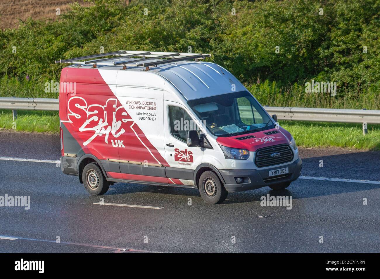 SafeStyle UK, fenêtres, portes et conservatoires, logo et livreur van; livraison Ford Transit 350, transport, 2017 van, porte-bagages, véhicule rouge blanc, industrie européenne du transport commercial sur la M6 à Manchester, Royaume-Uni Banque D'Images