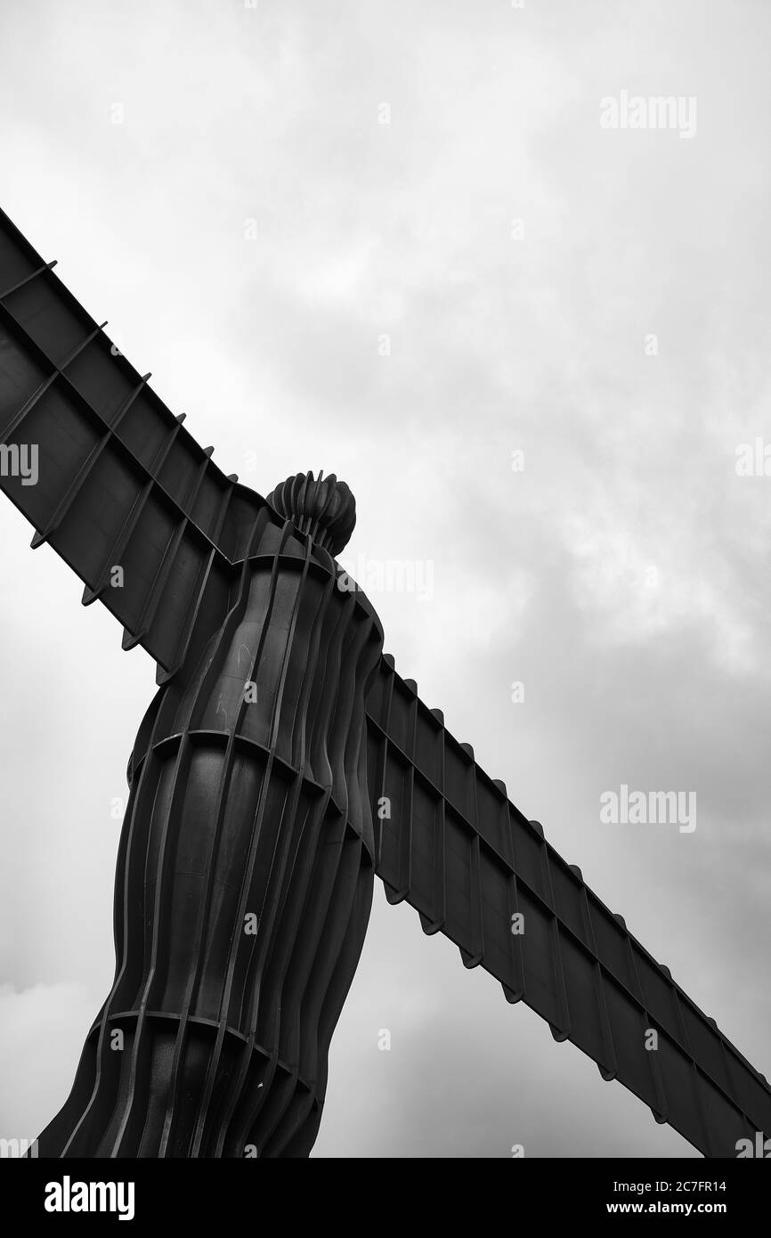 NEWCASTLE, ROYAUME-UNI - 02 septembre 2019 : gros plan noir et blanc de Newcastle angle of the North debout sur une da surmoulée et trouble Banque D'Images