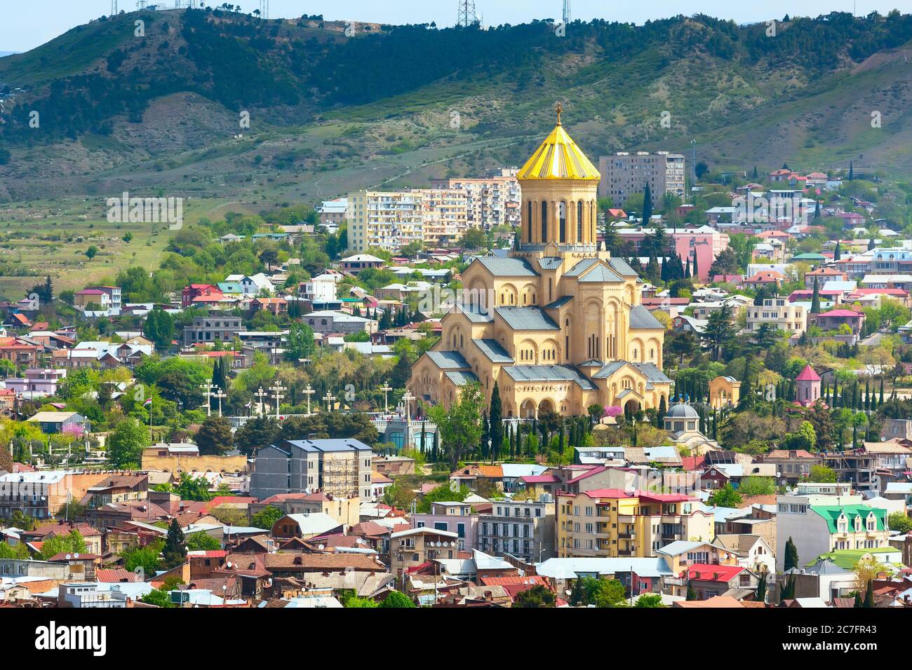 Tbilissi, Géorgie aerial skyline avec de vieilles maisons traditionnelles et l'église Holy Trinity ou Tsminda Sameba Cathedral Banque D'Images