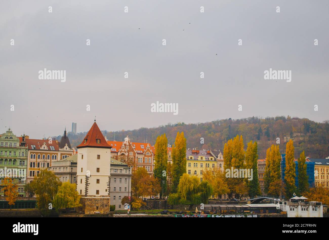 Maisons colorées aux tons pastel pleines de fenêtres orientées vers les rues dans un après-midi d'automne nuageux à Prague, en Tchéquie Banque D'Images