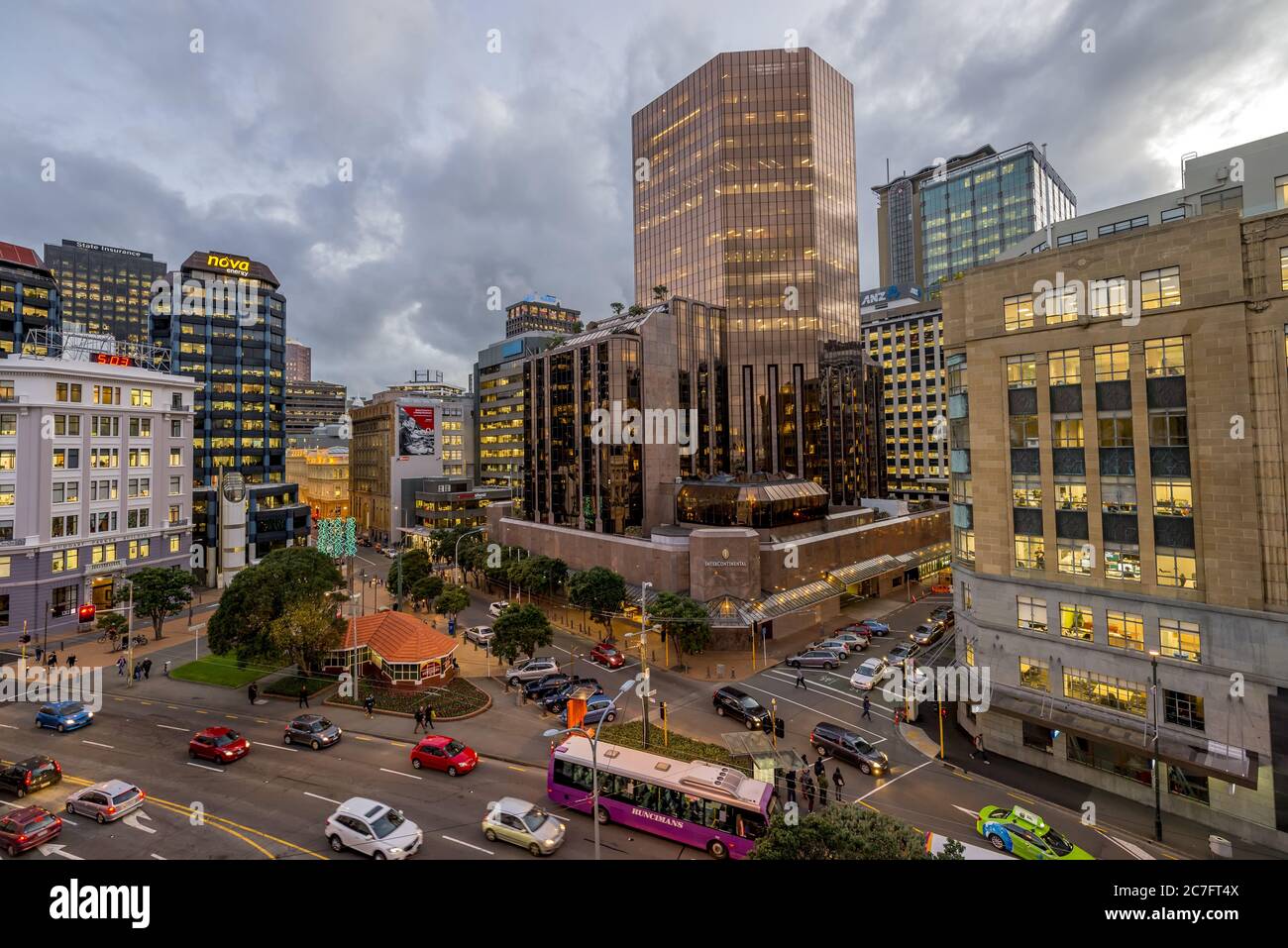 WELLINGTON, NOUVELLE-ZÉLANDE - 12 juin 2015 : ville animée de Wellington avec de nombreux bâtiments modernes au crépuscule en hiver Banque D'Images