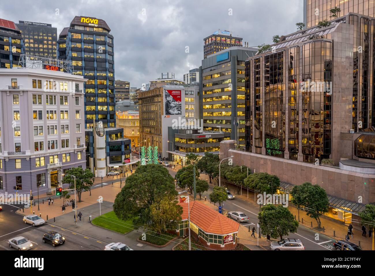 WELLINGTON, NOUVELLE-ZÉLANDE - 12 juin 2015 : ville animée de Wellington avec de nombreux bâtiments modernes au crépuscule en hiver Banque D'Images
