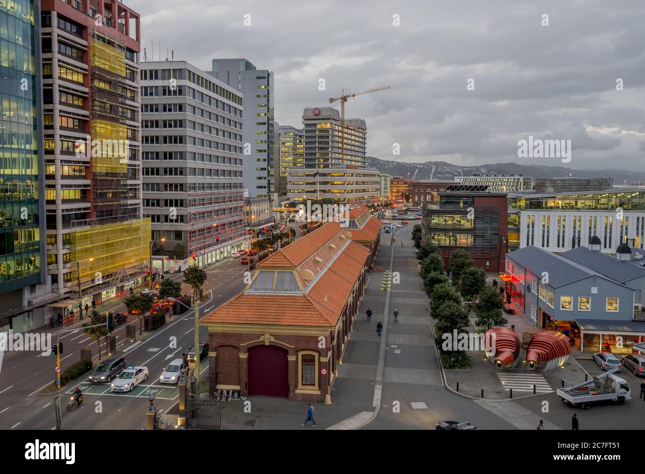 WELLINGTON, NOUVELLE-ZÉLANDE - 12 juin 2015 : ville animée de Wellington avec de nombreux bâtiments modernes au crépuscule en hiver Banque D'Images