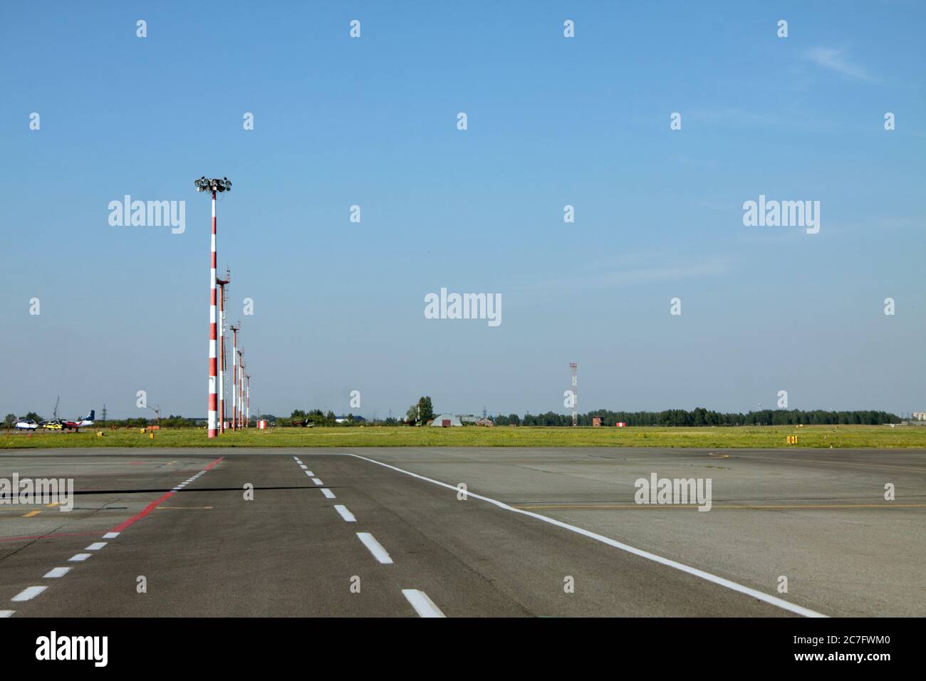 l'éclairage des mâts par une piste de décollage d'un aéroport. Concept de l'industrie de l'espace aérien Banque D'Images