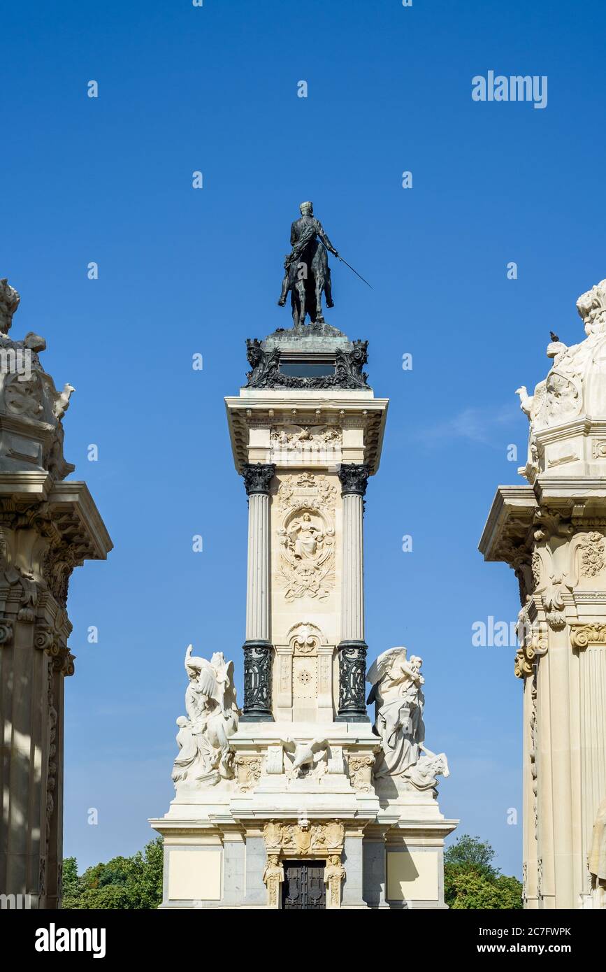 Madrid, Espagne - 12 juillet 2020 : monument du roi Alfonso XII dans le parc Buen Retiro de Madrid. Banque D'Images