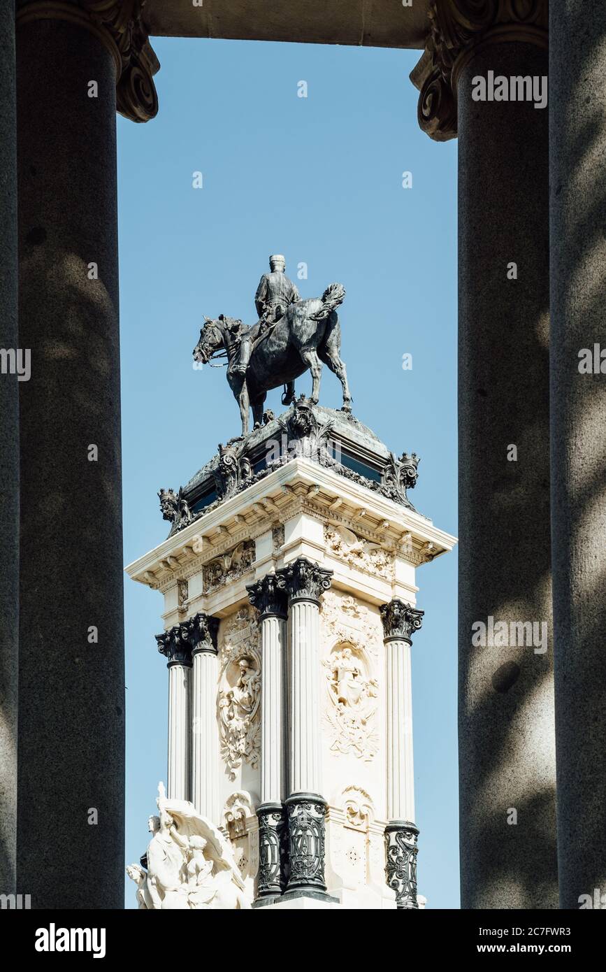 Madrid, Espagne - 12 juillet 2020 : monument du roi Alfonso XII dans le parc Buen Retiro de Madrid. Banque D'Images