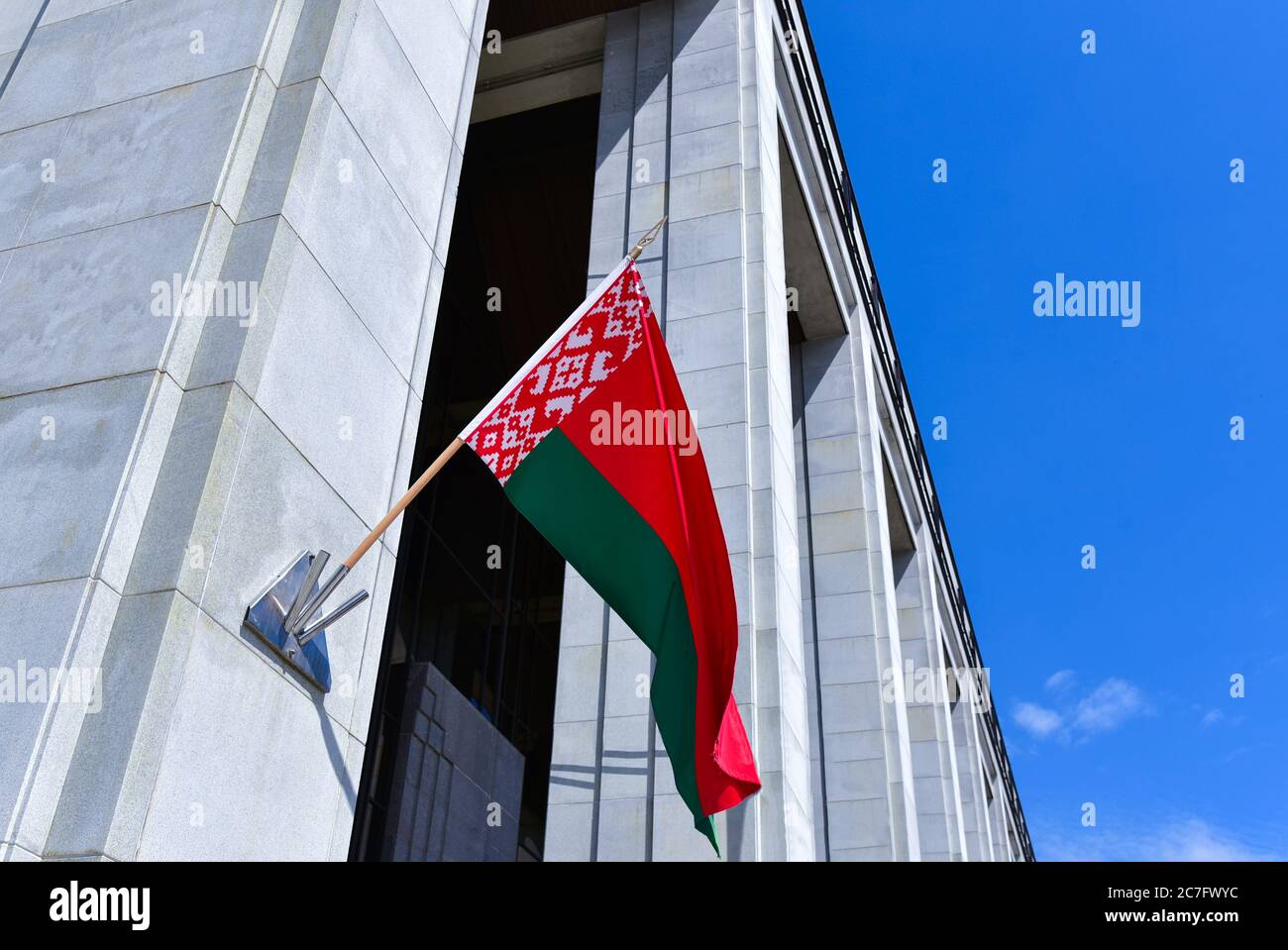 Grand drapeau bélarussien sur le mur du Palais de l'indépendance. Banque D'Images