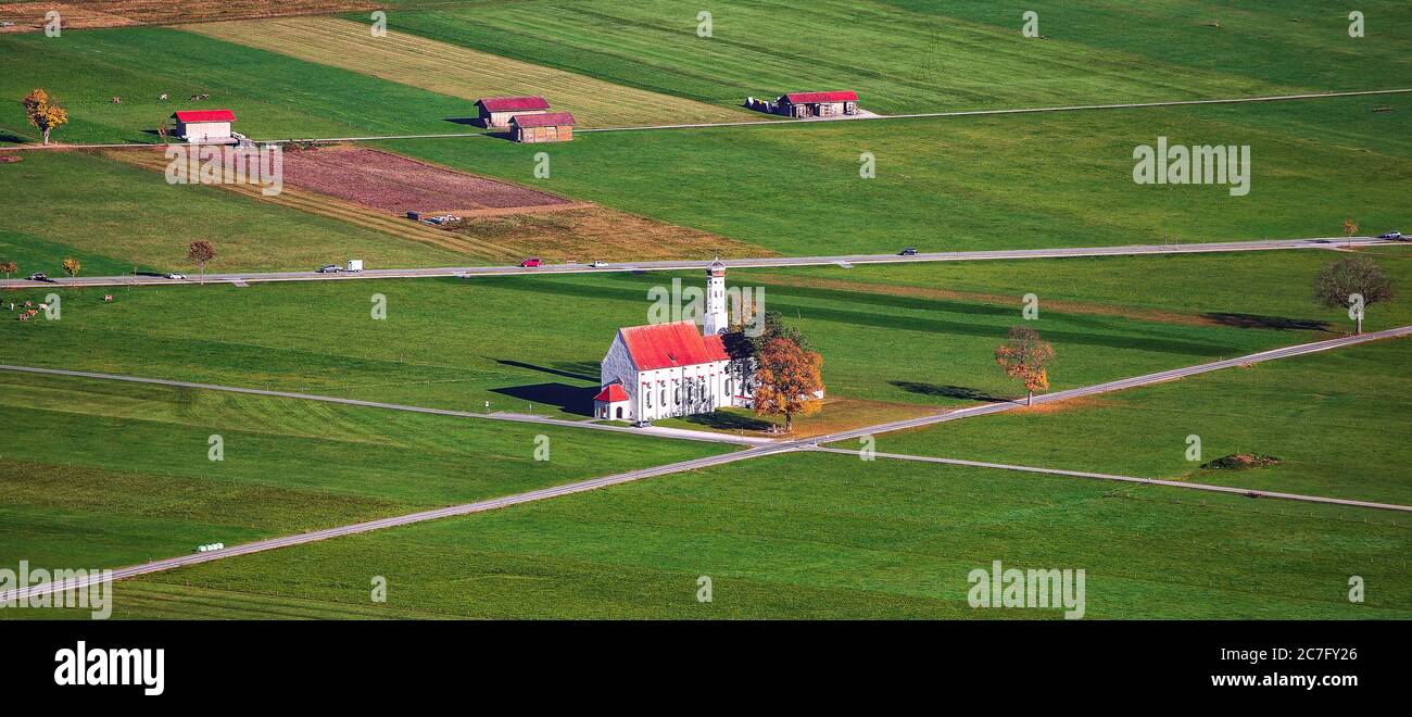 Vue aérienne de la célèbre église de pèlerinage blanc de Saint-Coloman en automne. Lieu: Village de Schwangau, près de Füssen, sud-ouest de la Bavière, Allemagne, Europe Banque D'Images