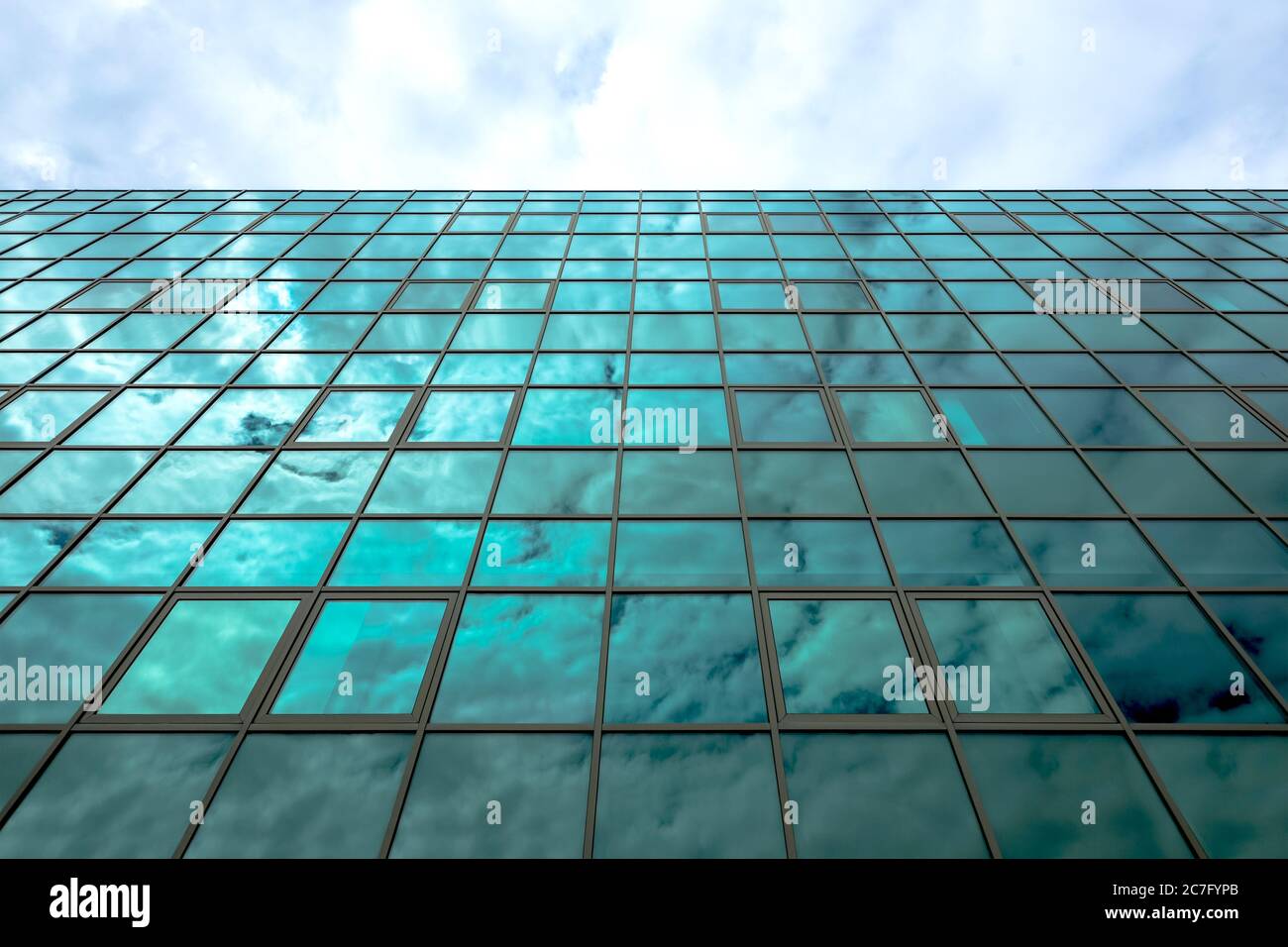 Le mur de verre vert reflète les nuages Banque D'Images