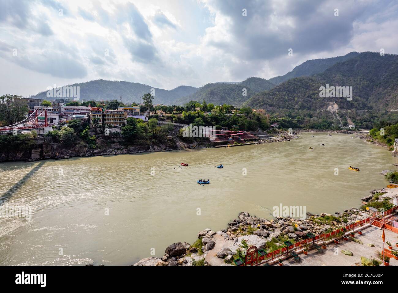 Une vue panoramique sur le Gange dans la ville sainte de Rishikesh, dans le nord de l'Inde Banque D'Images