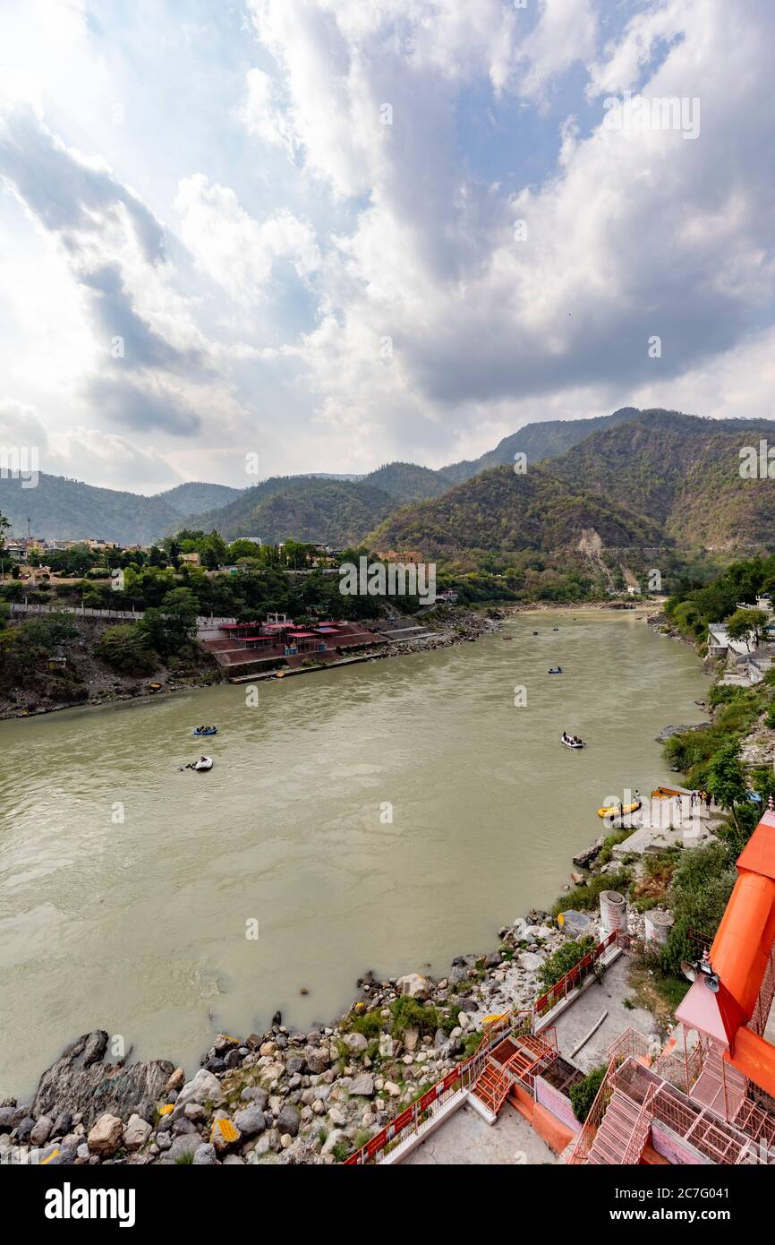 Une vue panoramique sur le Gange dans la ville sainte de Rishikesh, dans le nord de l'Inde Banque D'Images