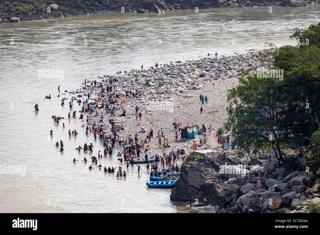 Les touristes et les dévotés se plongeant dans les eaux saintes du Gange dans la ville de Rishikesh, dans le nord de l'Inde Banque D'Images