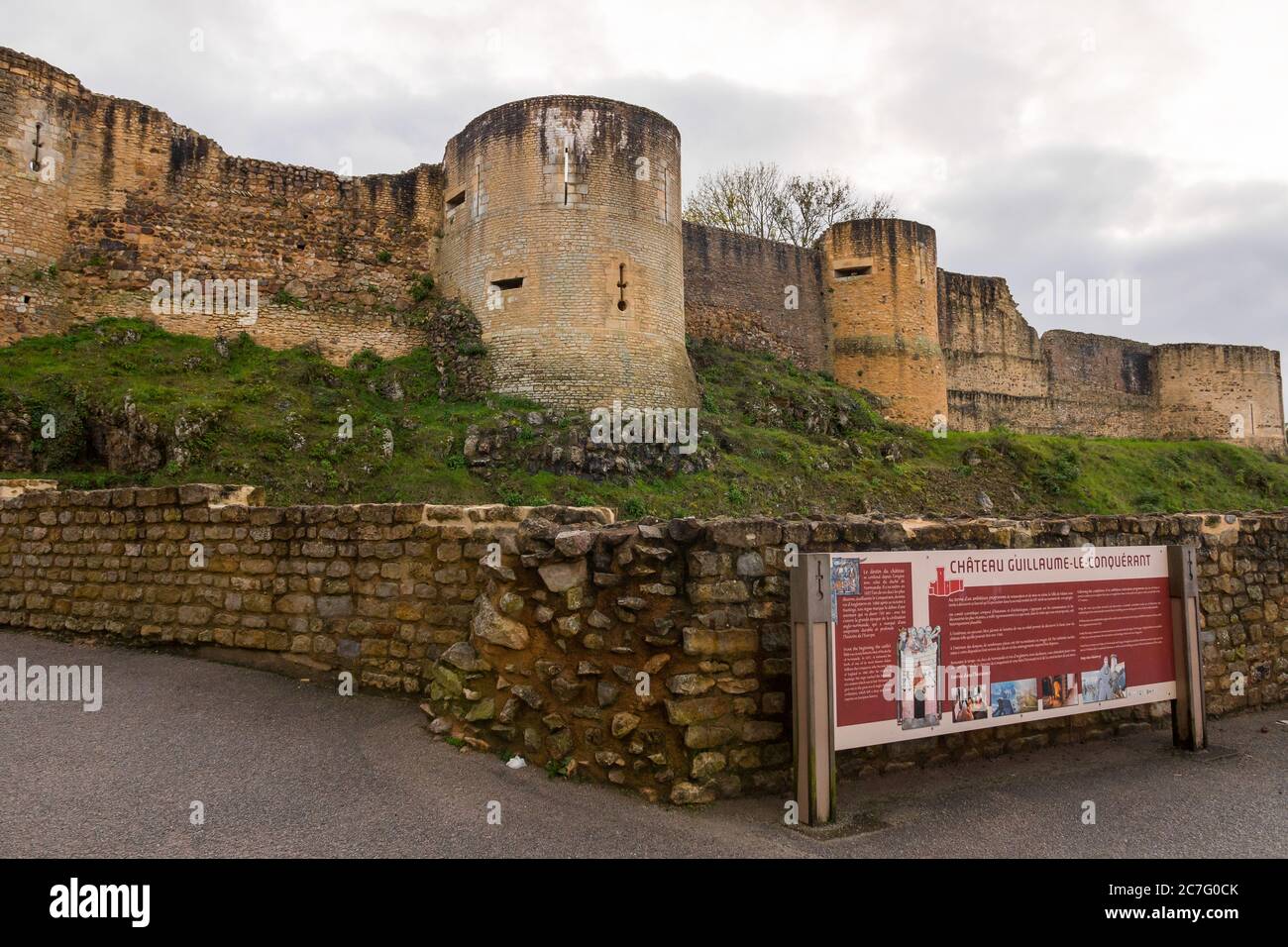 Entrée au château de falaise, falaise, Calvados, Normandie, France. Guillaume le Conquérant, fils du duc Robert de Normandie, est né ici. Banque D'Images Entrée au château de falaise, falaise, Calvados, Normandie, France. Guillaume le Conquérant, fils du duc Robert de Normandie, est né ici. Banque D'Images