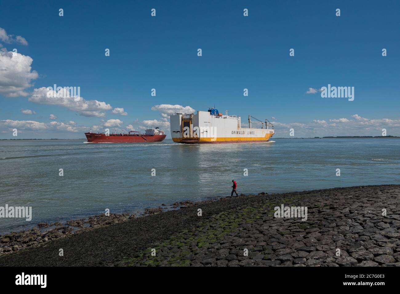 Terneuzen, pays-Bas 12 juillet 2020, les lignes Grimaldi des navires de cargaison, Grande Afrika, et le Tanker Sloman THEMIS des produits pétroliers se croisent Banque D'Images