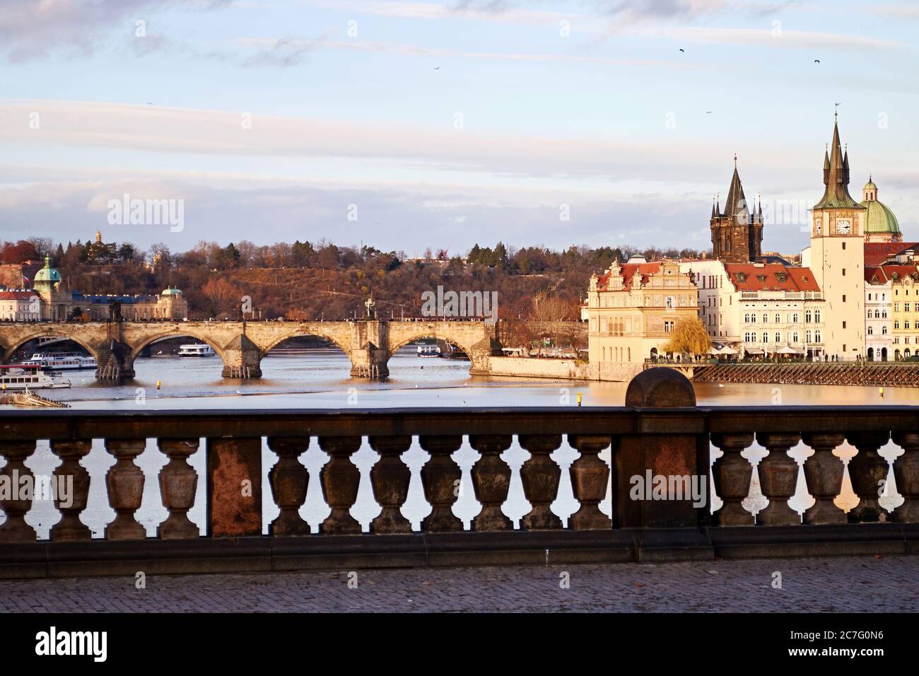 Vue sur le pont Charles de Prague depuis le pont Legii au coucher du soleil. Capitales européennes anciennes et architecture gothique. Vue sur la République tchèque. Banque D'Images