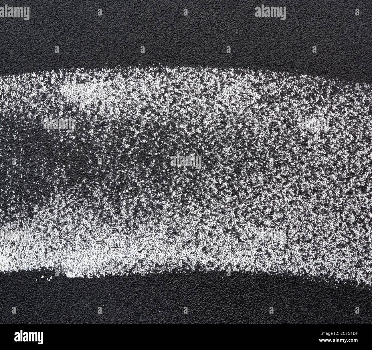 échantillon de craie blanche sur un tableau noir, gros plan Banque D'Images