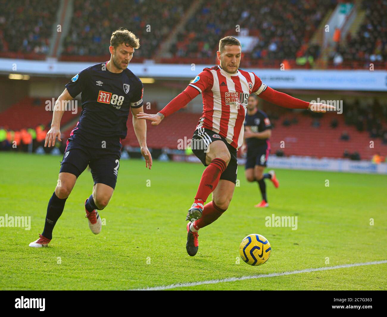 9 février 2020, Bramall Lane, Sheffield, Angleterre; Premier League, Sheffield United / Bournemouth : Billy Sharp (10) de Sheffield United et Simon Francis (2) de Bournemouth Challenge pour le ballon Banque D'Images