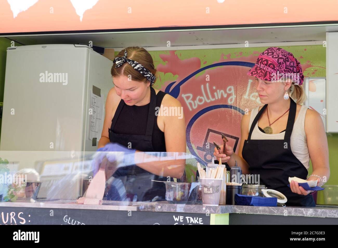 Femme préparant des glaces en rouleau dans un bar à glace à Helsinki, en Finlande Banque D'Images