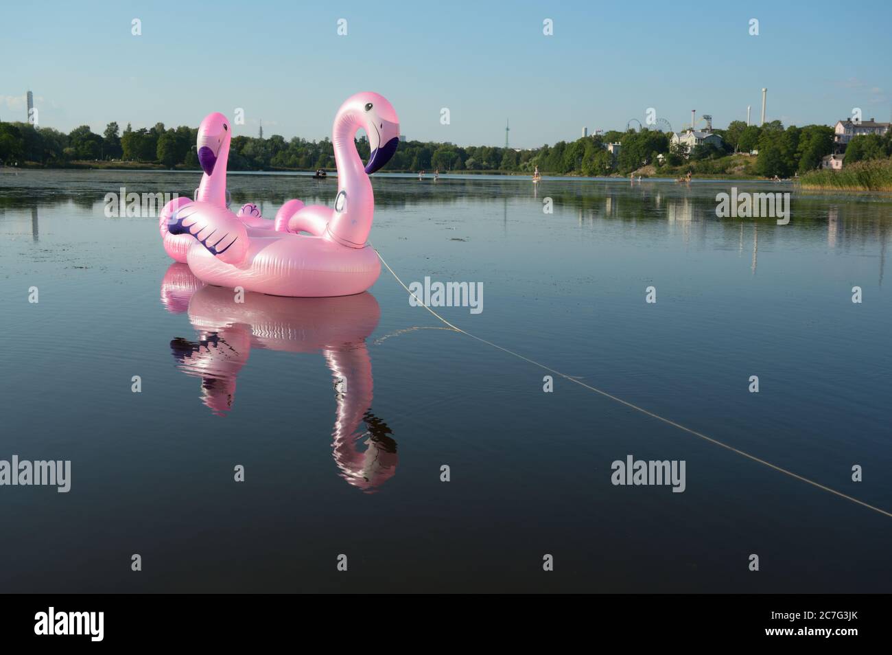 Flamant rose gonflable jouet flamant sur le lac dans le centre d'Helsinki, Finlande Banque D'Images