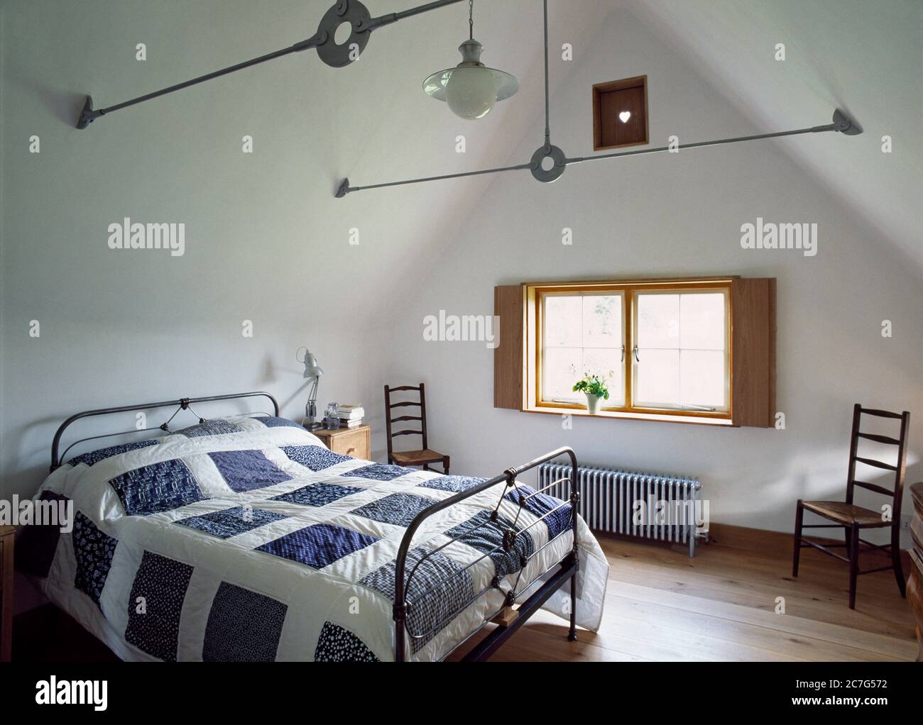 Chambre à coucher intérieur d'un chaume, chalet à cadre en bois avec des morceaux d'argile infill sur une plinthe en brique. Banque D'Images