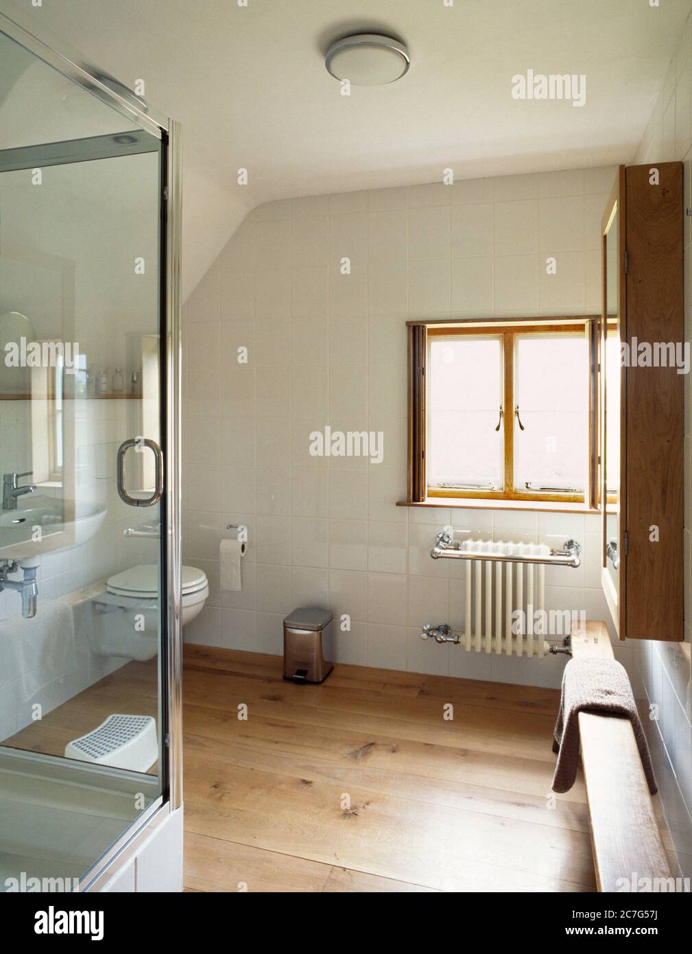 Une salle de bains contemporaine dans un cottage traditionnel en chaume, à ossature bois, à Norfolk Banque D'Images