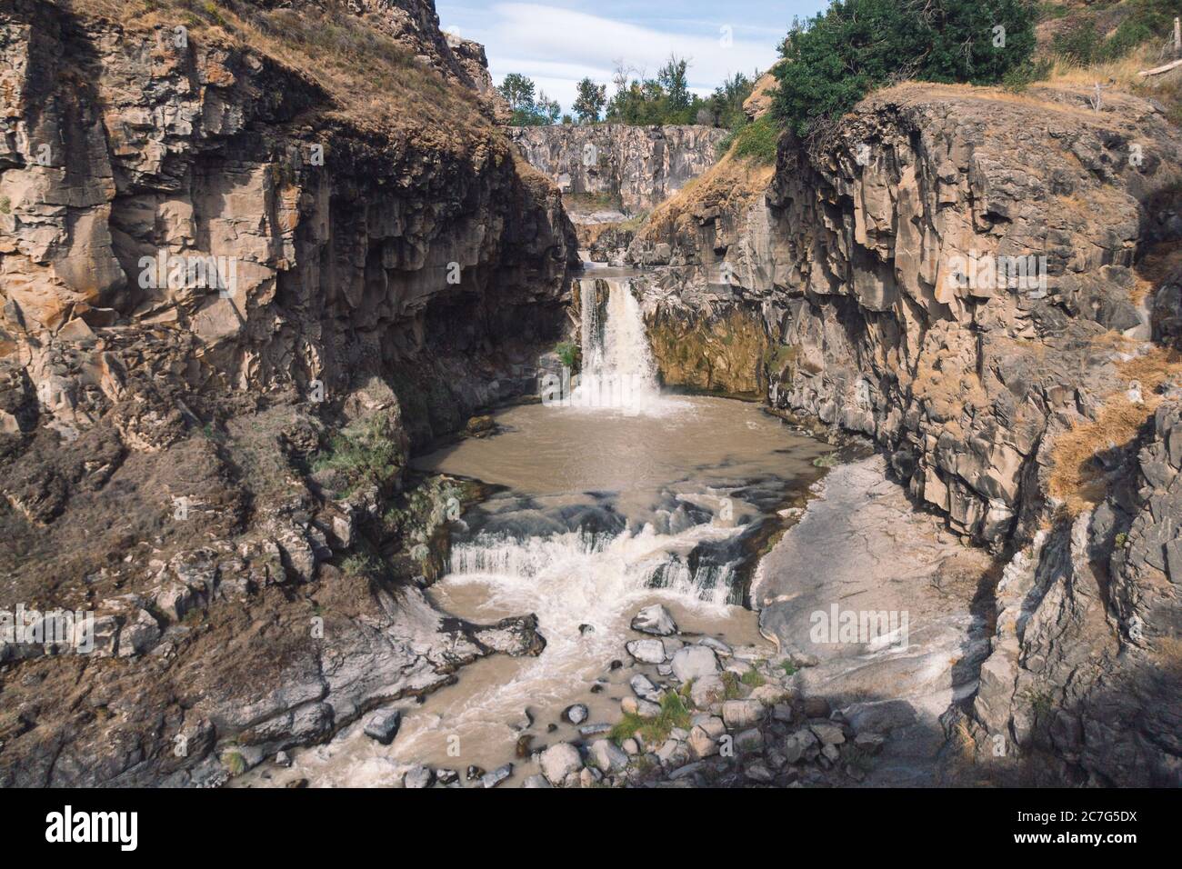 Plan d'angle élevé d'une petite cascade dans le rocailleux falaises dans une région déserte Banque D'Images