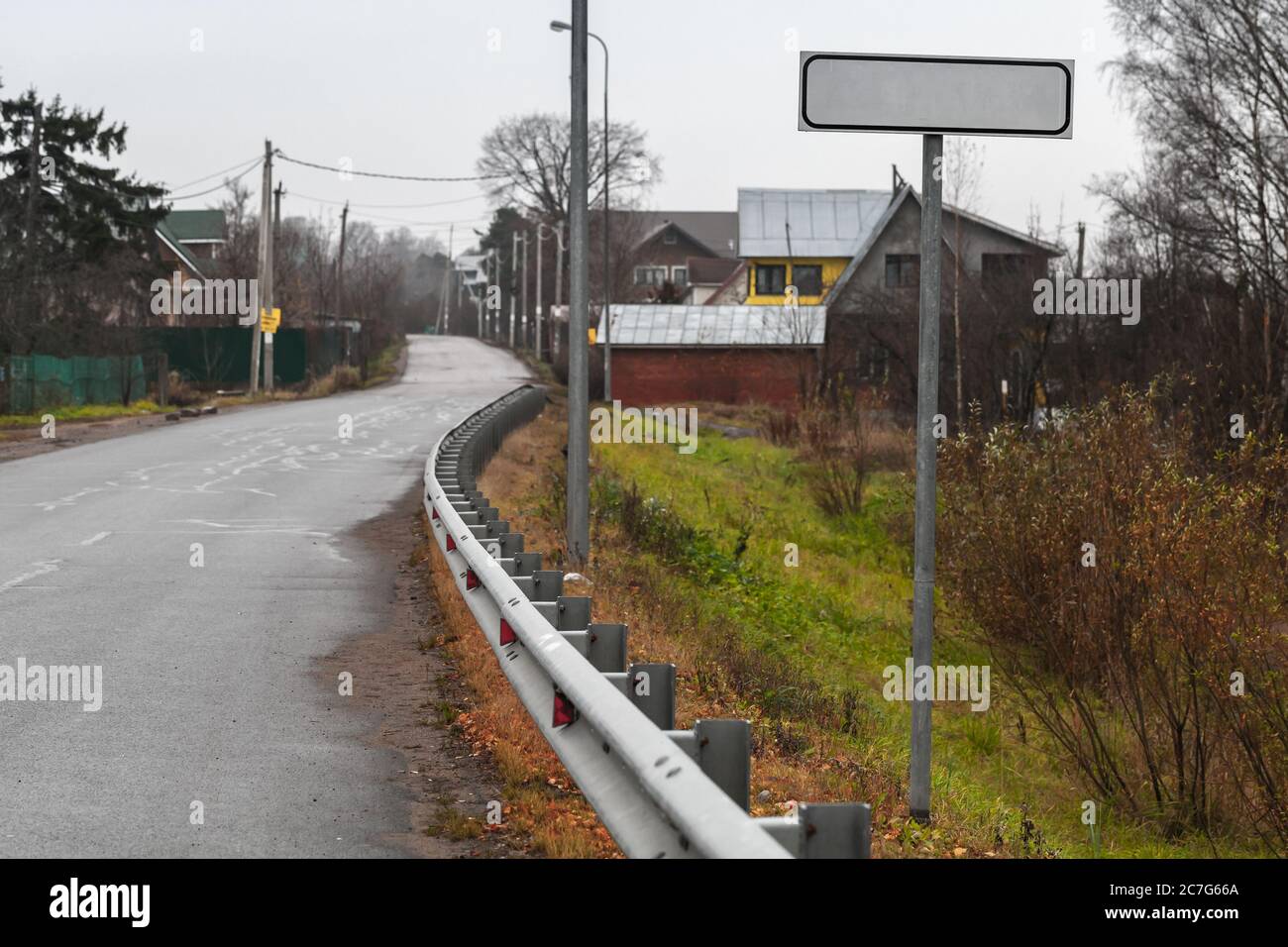 Vide, rectangle blanc, panneau indiquant un nom de ville se trouve près de l'autoroute russe rurale Banque D'Images