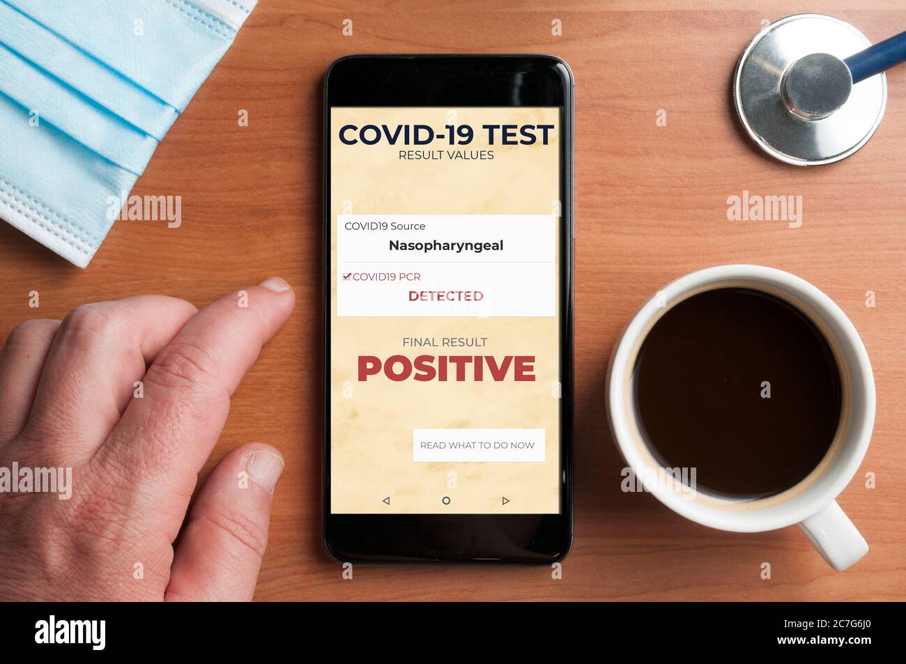 Homme vérifier le résultat d'un test positif de covid-19 sur un smarthpone Banque D'Images