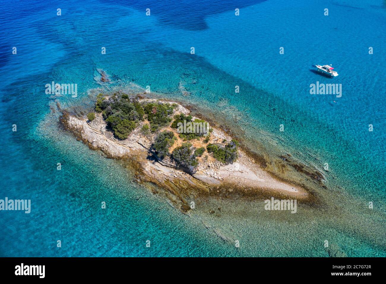 Bateau ancré près de petit îlot dans l'île de Rab Banque D'Images
