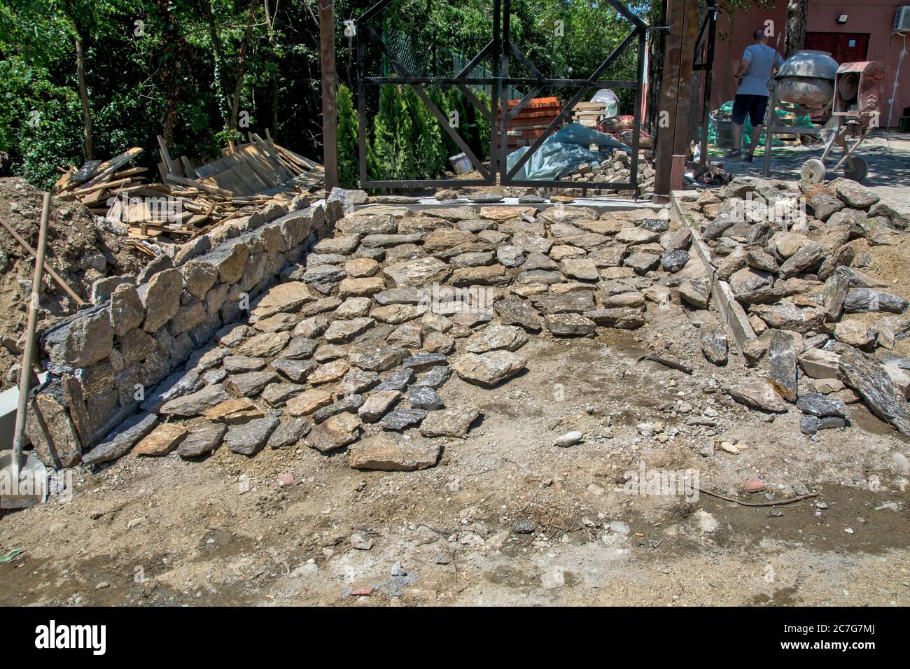 L'entrée traditionnelle solide et solide de la cour est faite de pierre. Les maîtres sont actuellement en pause. Banque D'Images