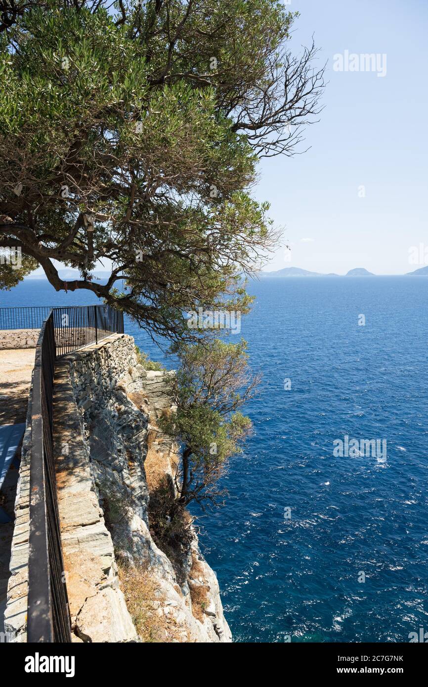 Vue depuis la plate-forme de la falaise Mamma Mia à Skopelos sur la mer Méditerranée bleue en été. Banque D'Images