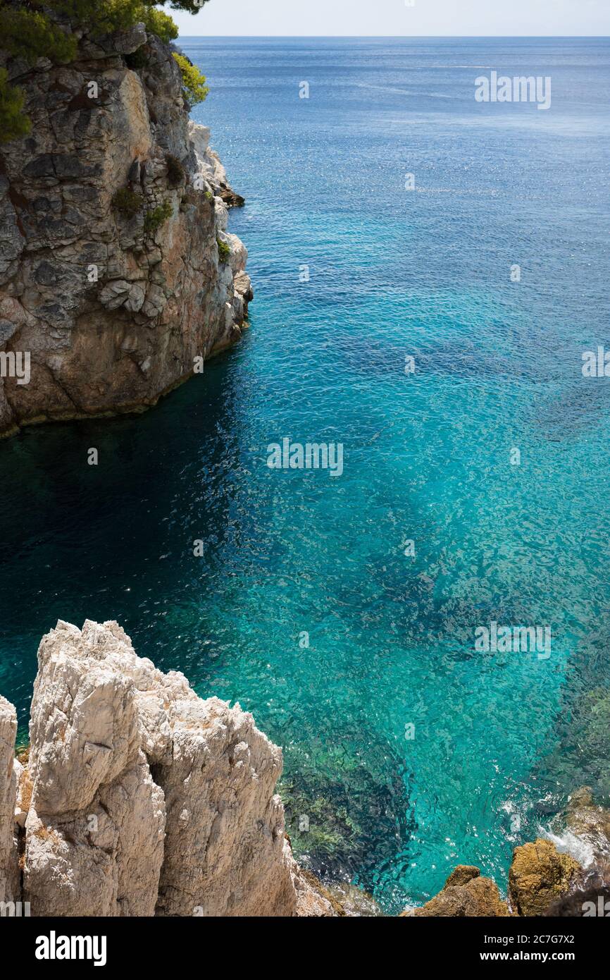 Le soleil d'été invite l'eau claire bleu et turquoise à briller dans une baie de l'île de Skopelos et vous voulez sauter pour vous rafraîchir. Banque D'Images