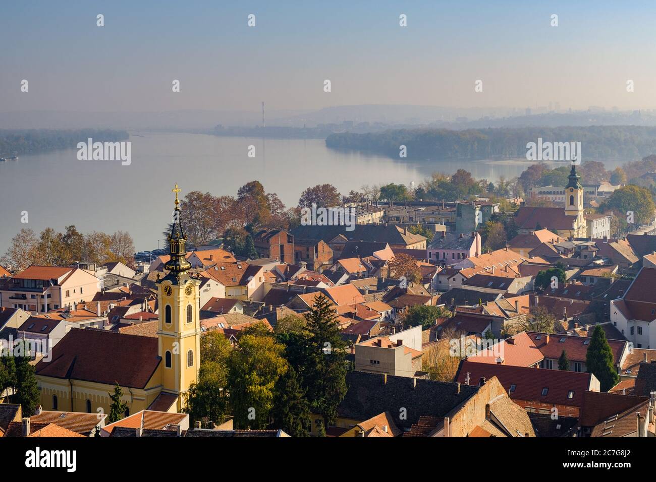 Paysage urbain de la municipalité de Zemun de Belgrade, capitale de la Serbie, avec le Danube en arrière-plan Banque D'Images