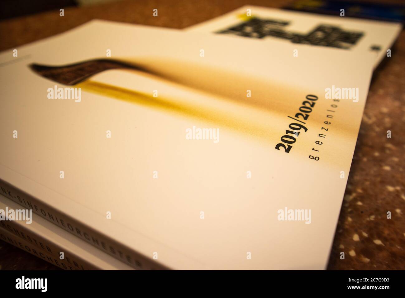 MUNICH, ALLEMAGNE - 20 décembre 2019 : couverture de livre du programme musical pour l'année 2019/2020 Banque D'Images