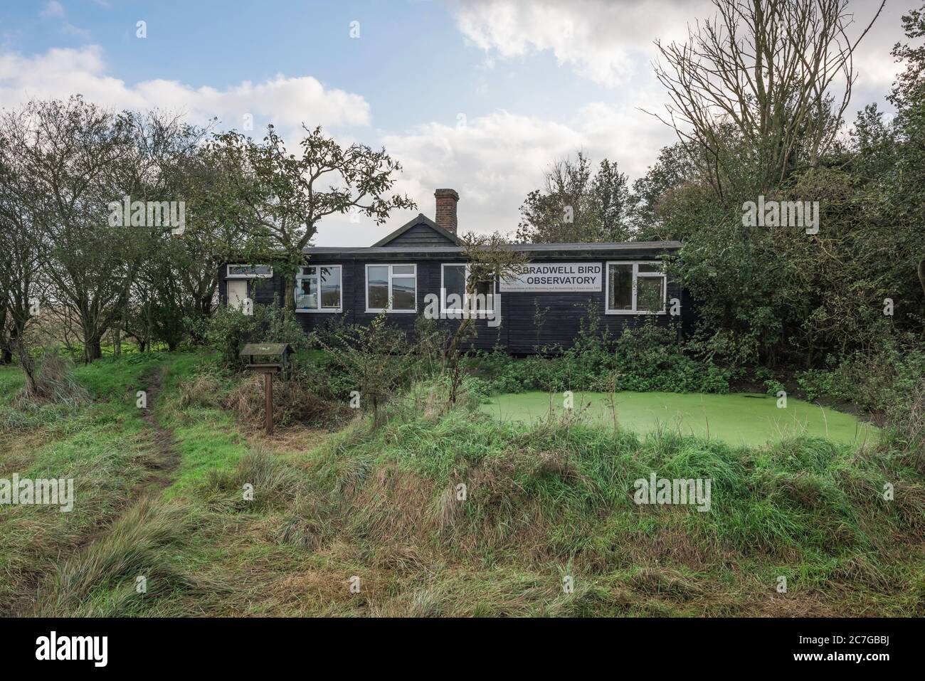 Bradwell Bird Observatory, vue sur le bâtiment de l'Observatoire connu sous le nom de Linnet's Cottage situé dans la réserve nationale de Dengie à Bradwell-on-Sea, Essex Banque D'Images