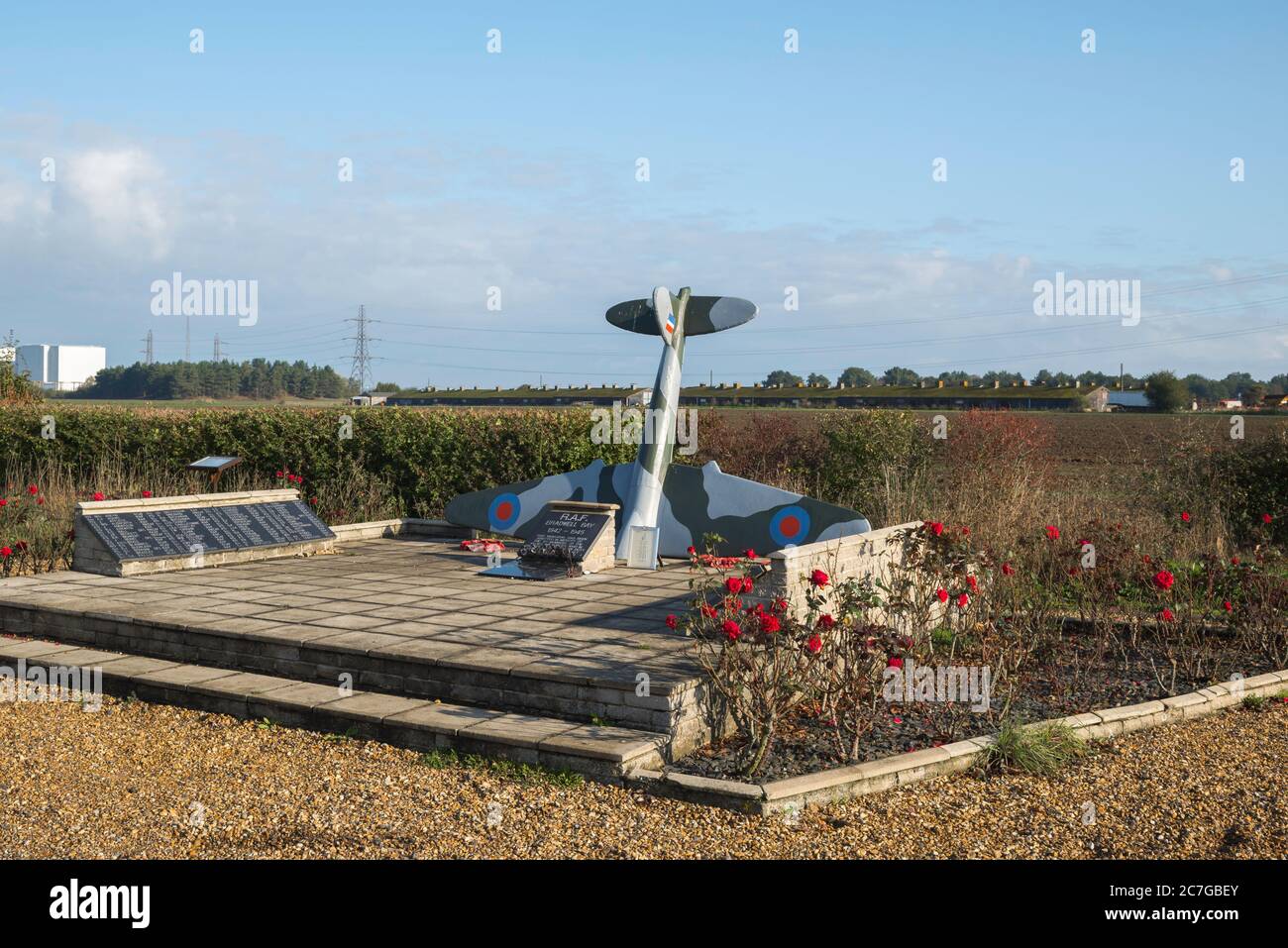 Bradwell Bay RAF War Memorial, vue sur l'avion de chasse à échelle réduite et le rouleau d'honneur comprenant le monument de la RAF à Bradwell Bay, Essex, Royaume-Uni. Banque D'Images