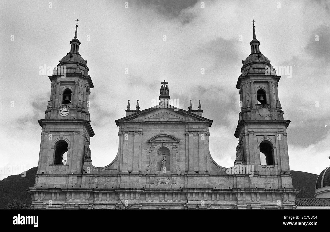 Photo en niveaux de gris à angle bas de la cathédrale principale de Bogota capturé en Colombie Banque D'Images