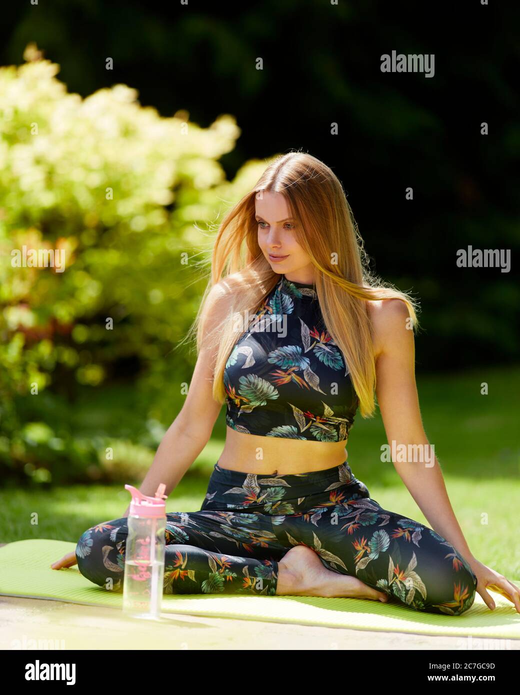 Girl practicing Yoga outdoors Banque D'Images