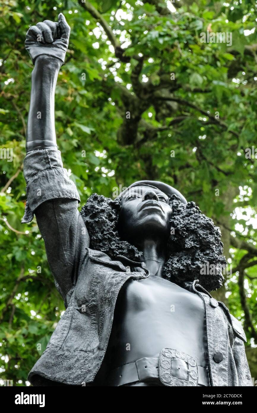Une statue du prostor Jen Reid de Black Lives par le sculpteur Marc quinn a été placée sur le socle vacant de Colston dans le centre de Bristol. Banque D'Images